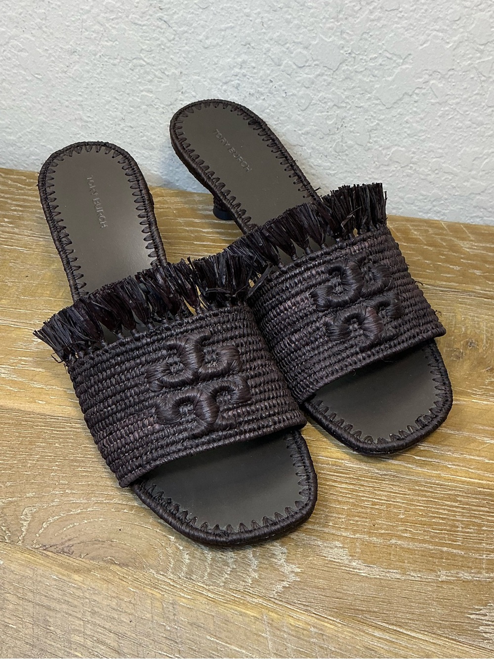 Tory Burch Eleanor Woven Raffia Sandals w/ Fringe Kitten Heel Dark Brown Size 10